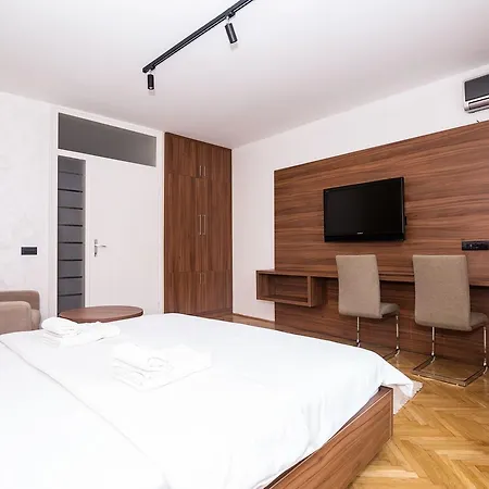 Park Apartment *